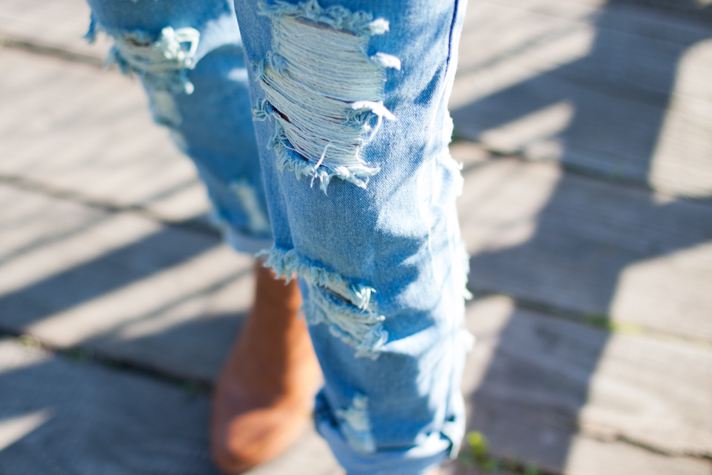 jeansy z dziurami stylizacja