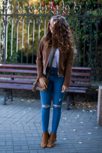 jesienna stylizacja ze skórzaną kurtką i jeansami