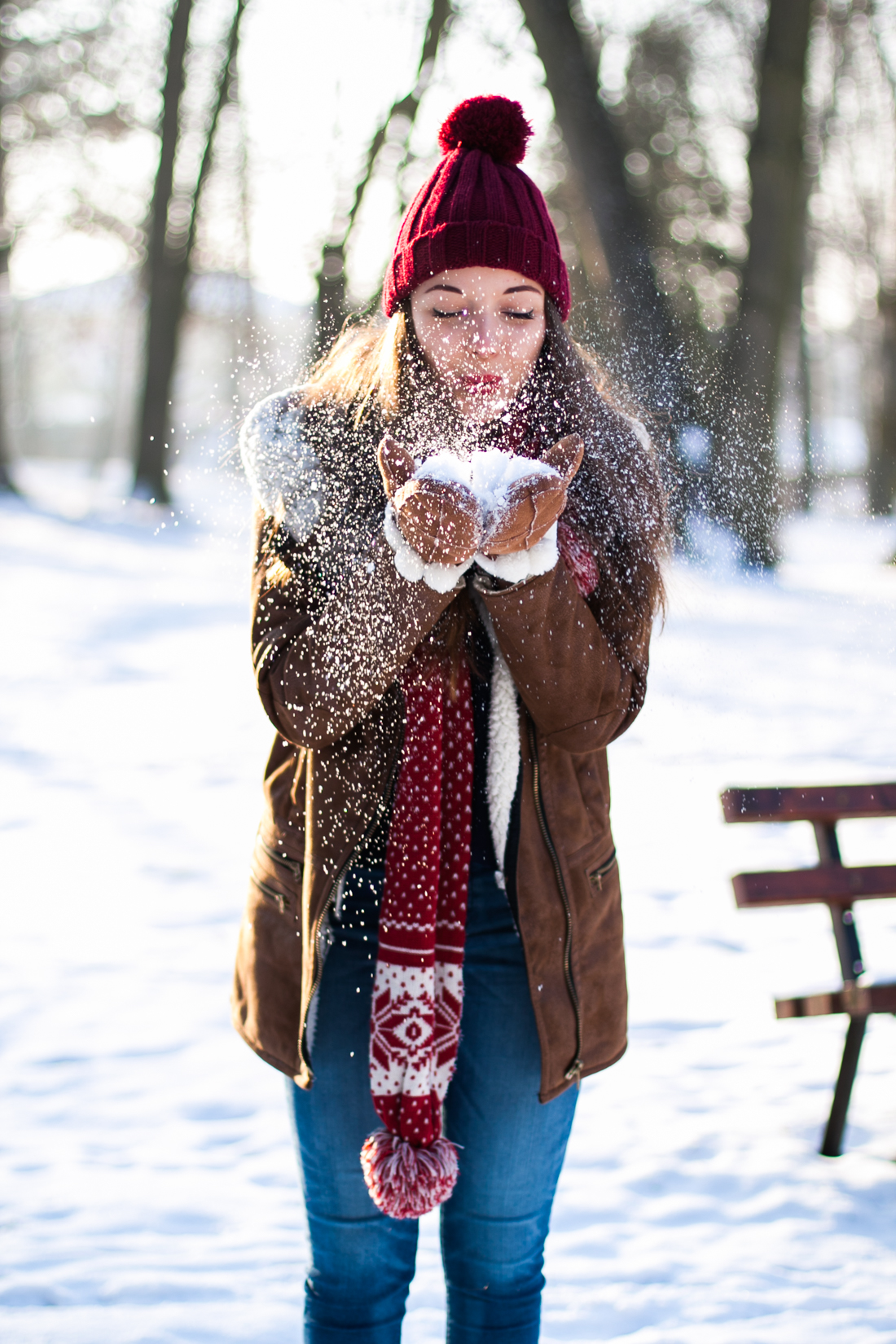 Bordowa czapka z pomponem stylizacja