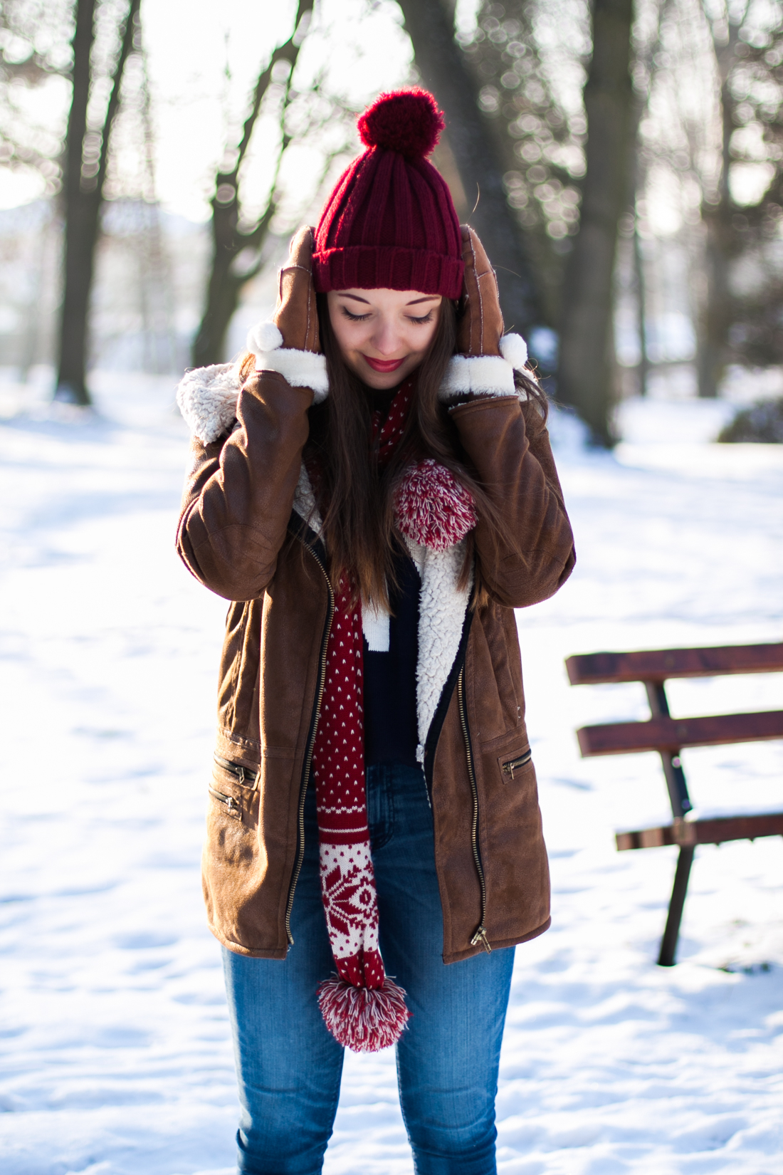 czerwony szalik w skandynawskie wzory