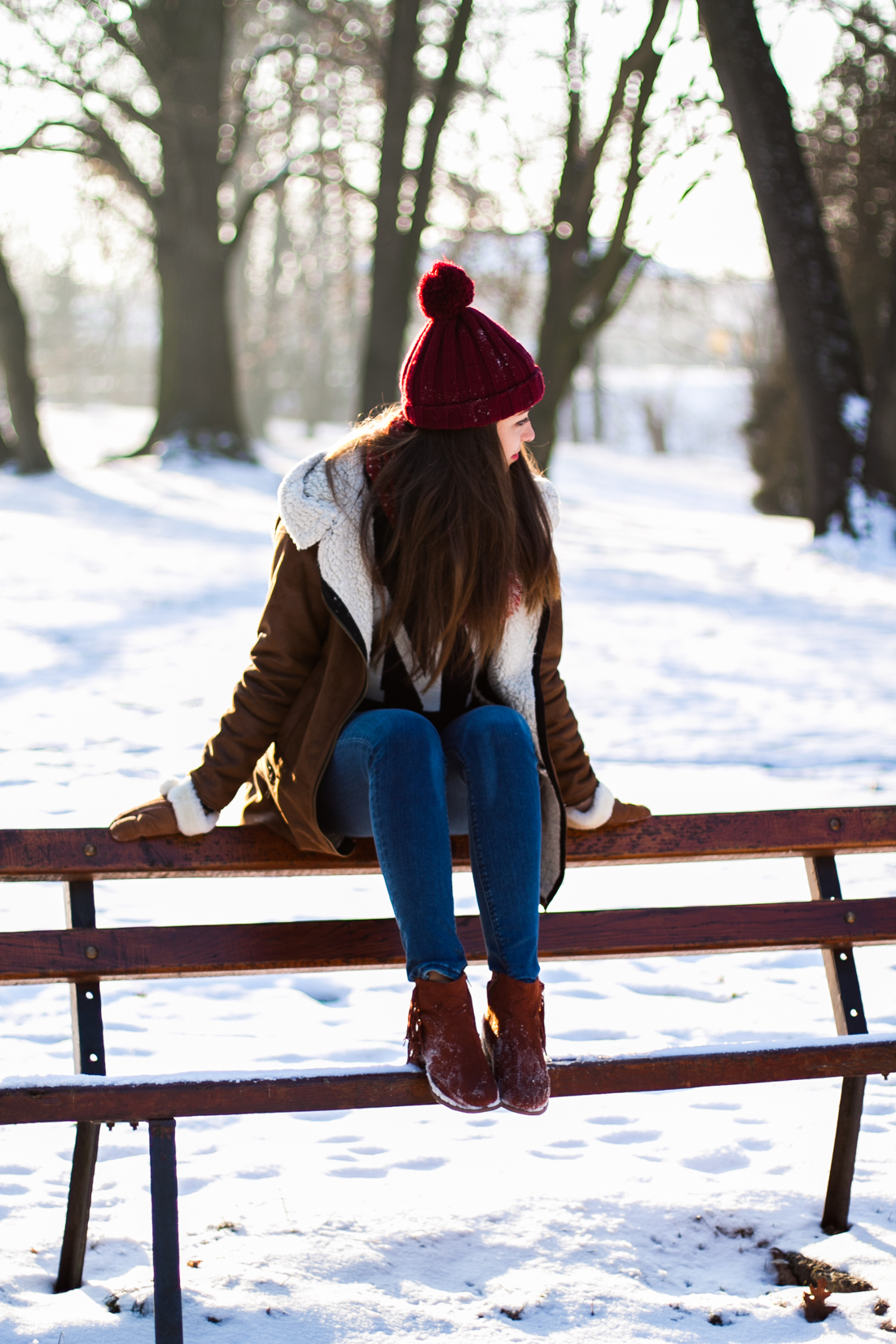 Bordowa czapka z pomponem stylizacja