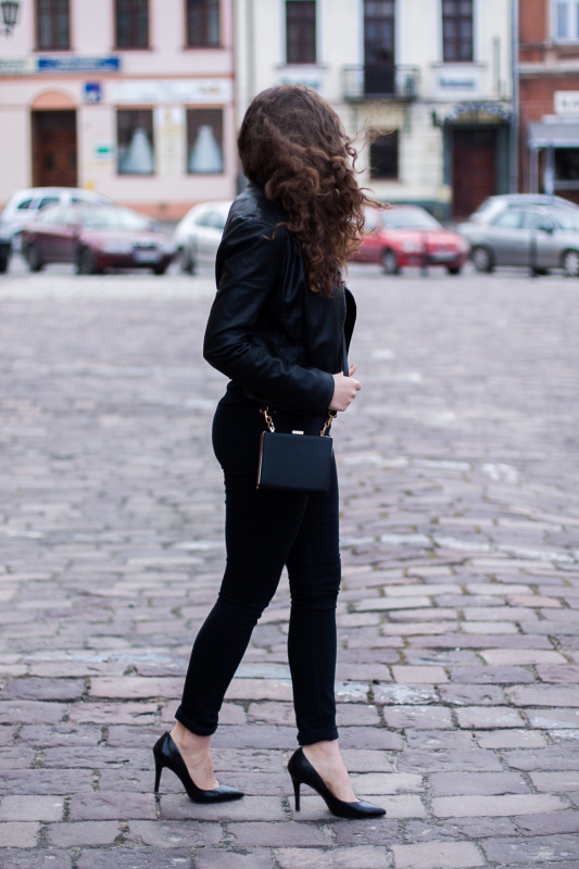 czerń stylizacja ze szpilkami