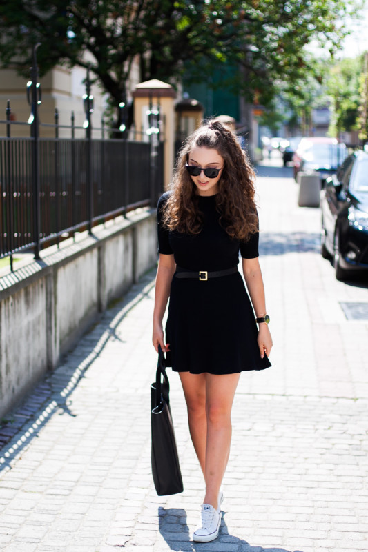 Białe conversy stylizacja