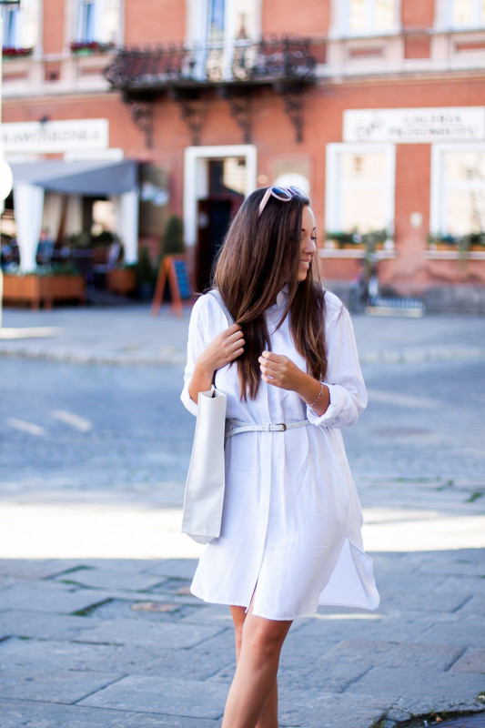 koszulowa biała sukienka stylizacja