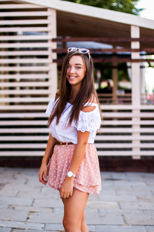 Biała bluzka hiszpanka w stylizacji