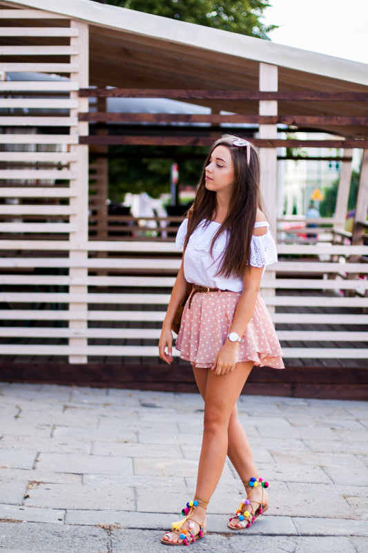 buty z pomponami stylizacja