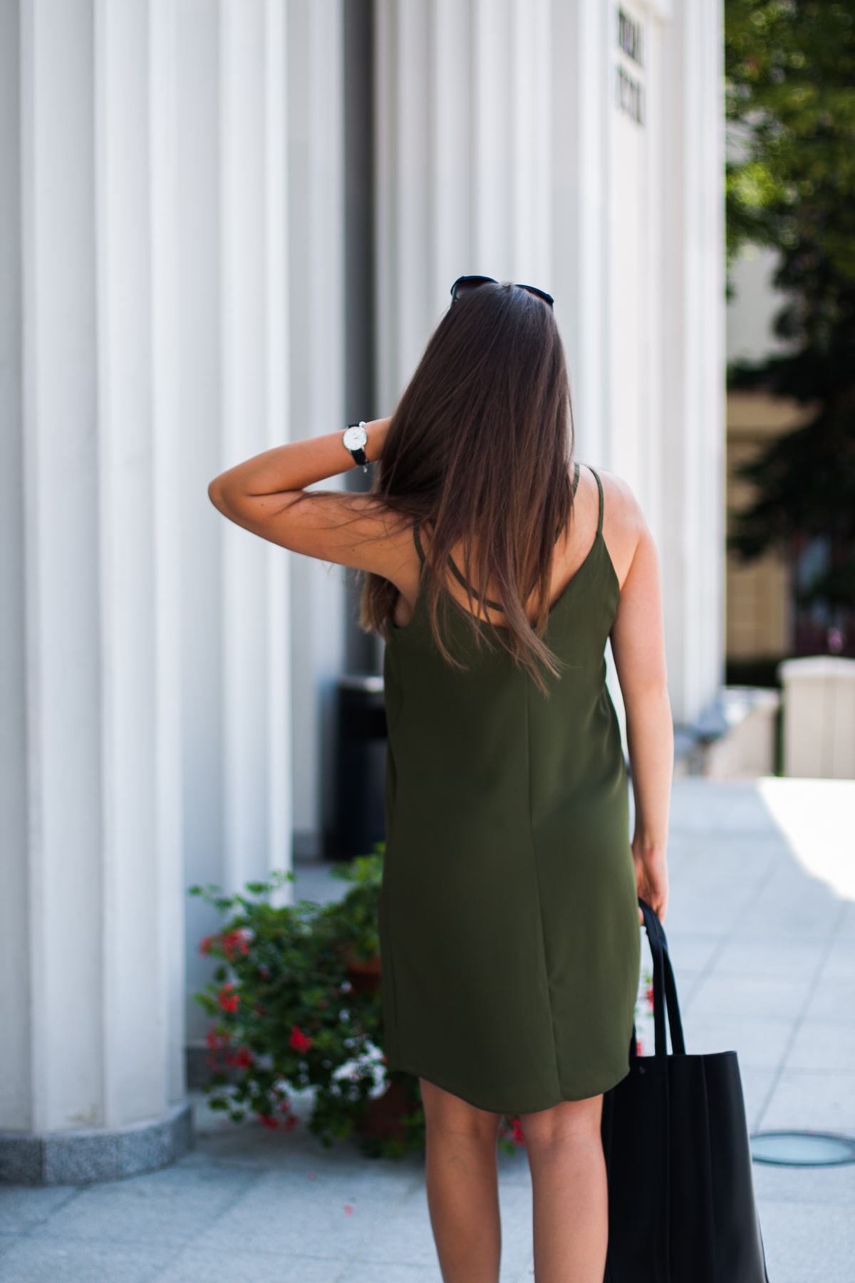 Delikatna oliwkowa sukienka dorothy perkins na cienkich ramiączkach Stylizacja