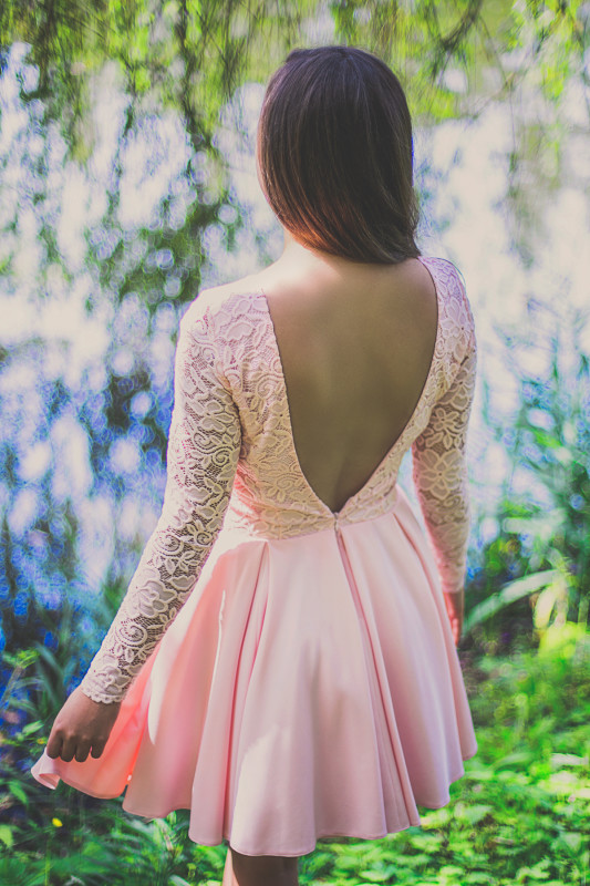 sukienka na wesele z odkrytymi plecami