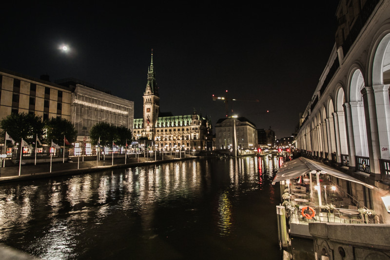 hamburg ratusz nocą