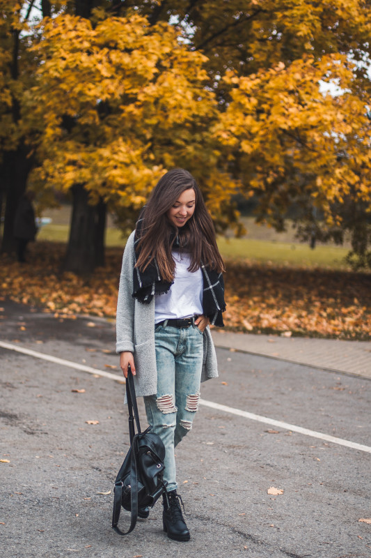 Czarne sznurowane botki deezee stylizacja