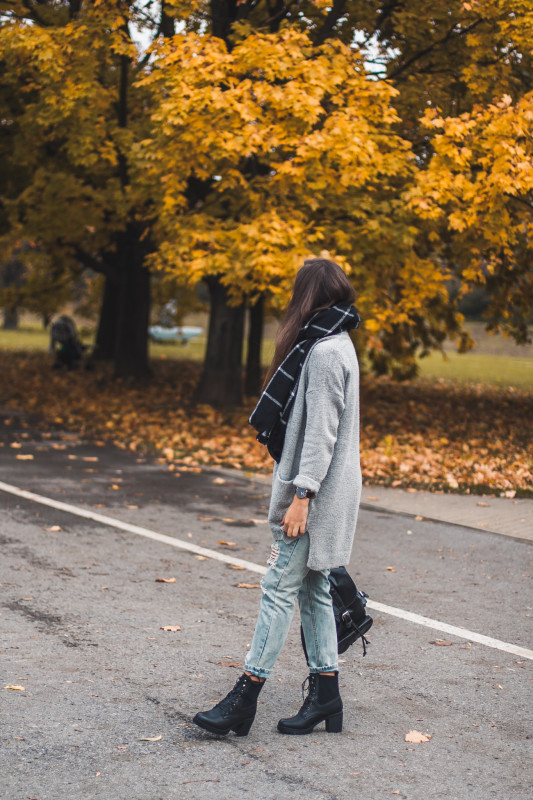 Czarne sznurowane botki deezee stylizacja