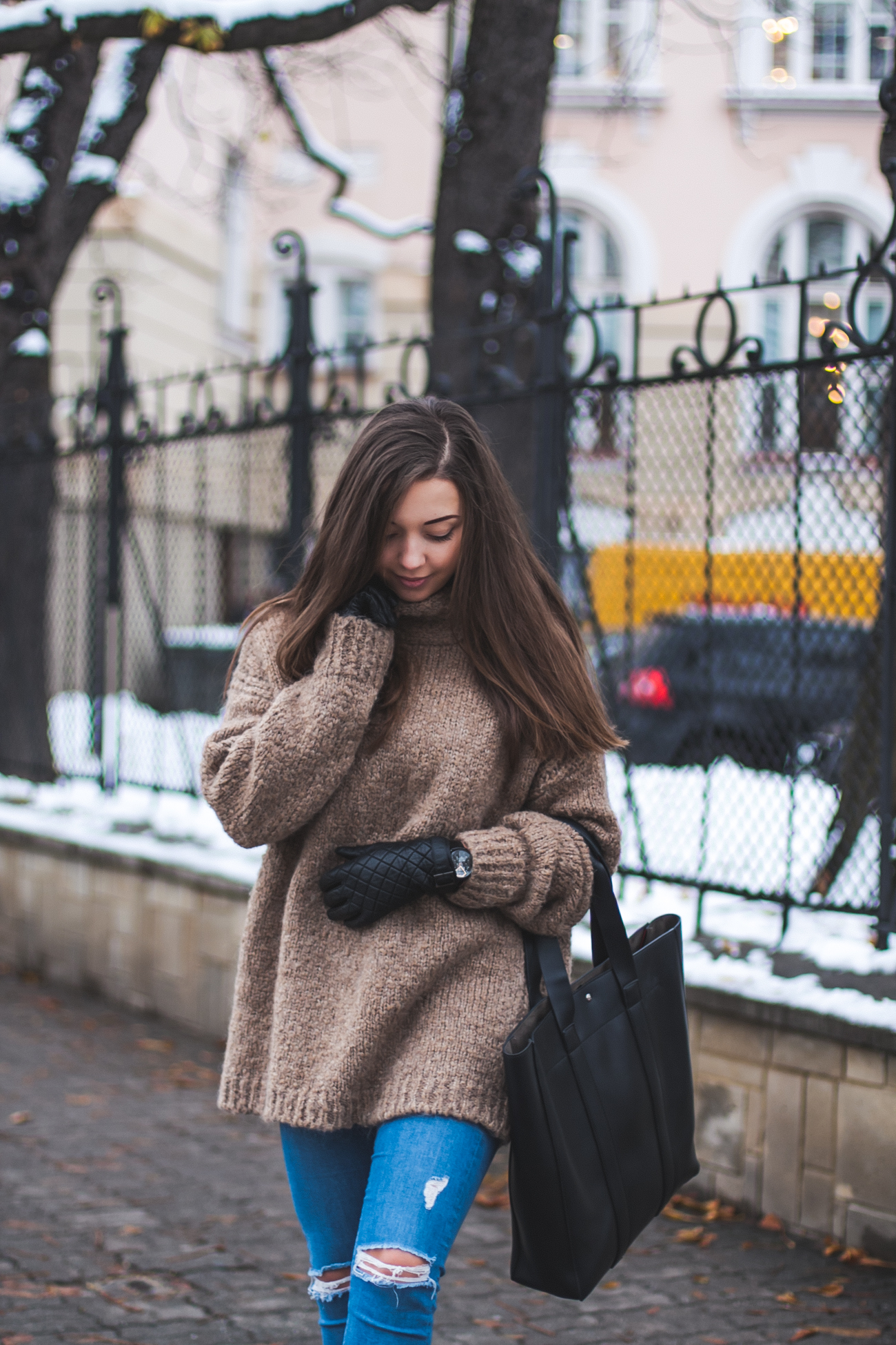 Wełniany zimowy sweter zara stylizacja