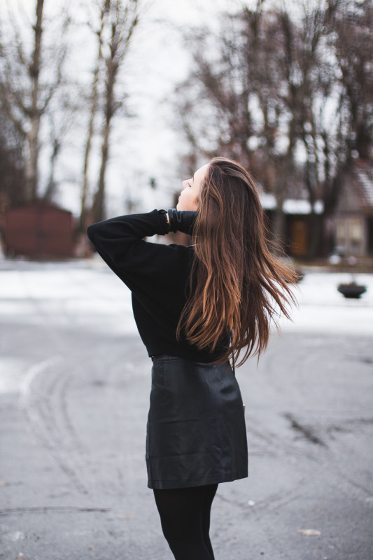 Czarna skórzana spódnica stylizacja