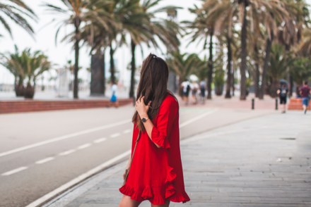 czerwona sukienka z falbankami stylizacja