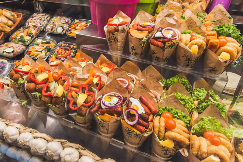 jedzenie na targu w barcelonie la boqueria