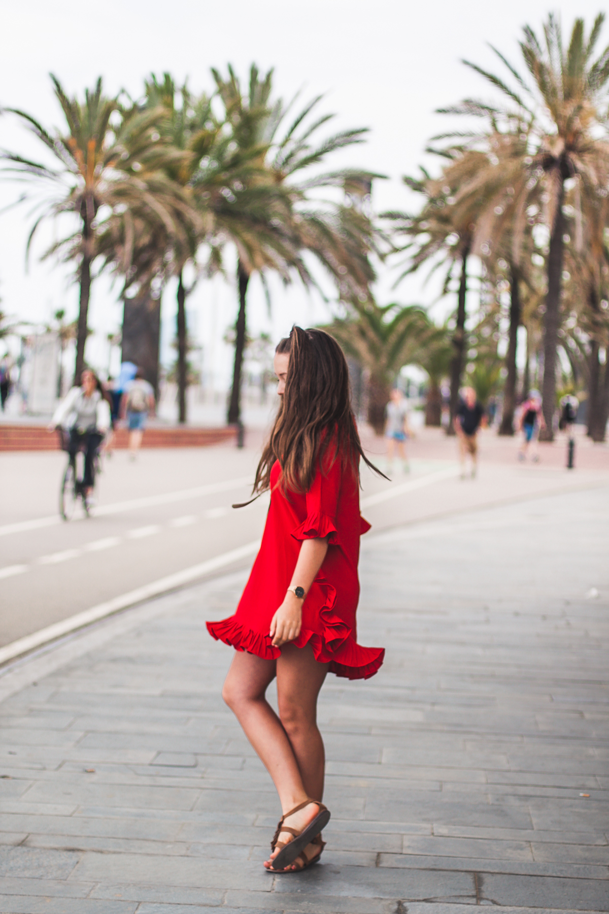 czerwona sukienka z falbankami stylizacja