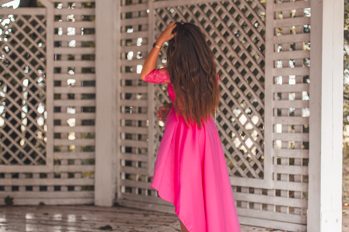 asymetryczna różowa sukienka w kolorze fuksji