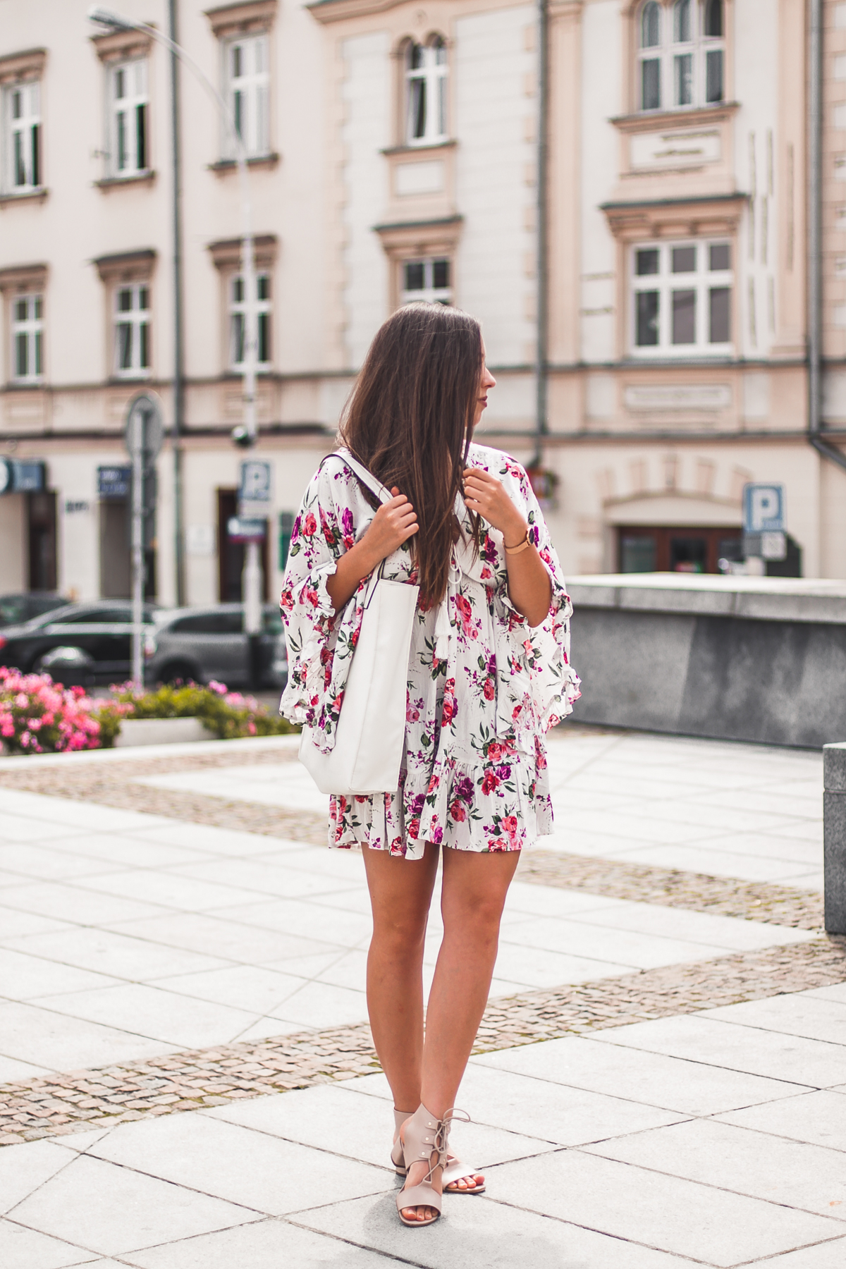 sukienka w kwiaty na lato