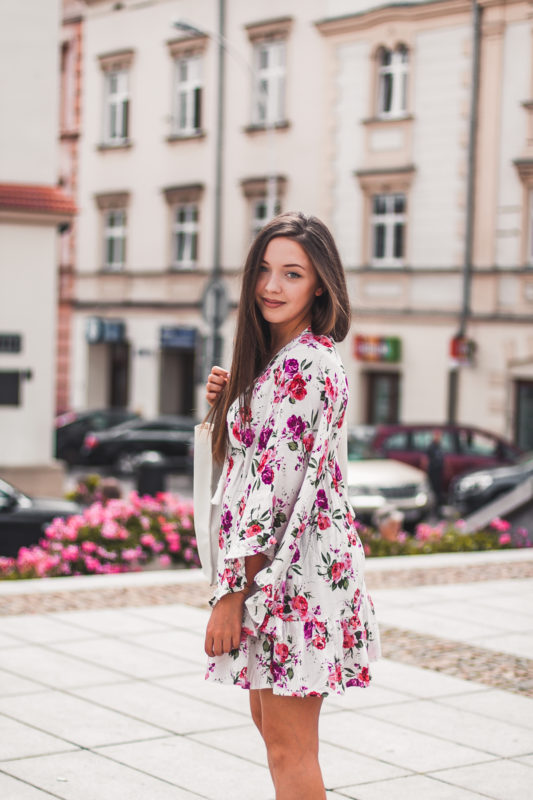 letnia sukienka w kwiaty w stylizacji