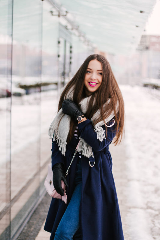 Granatowy płaszcz na zimę