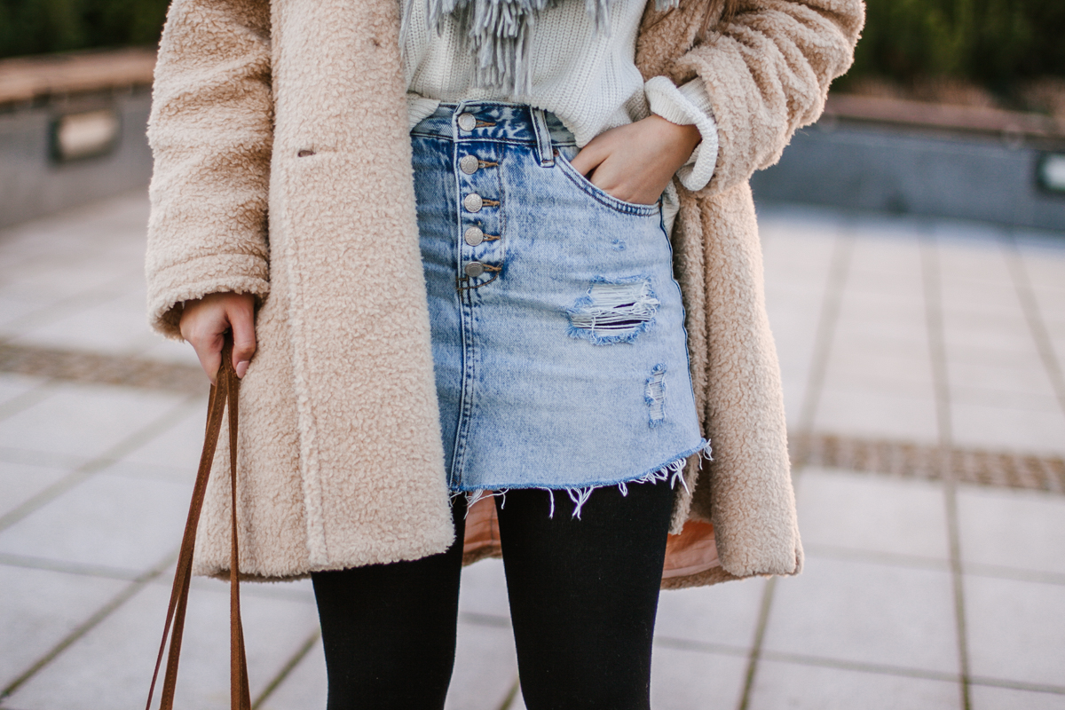 Jeansowa spódnica mini stylizacja