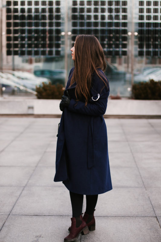 granatowy elegancki płaszcz stylizacja