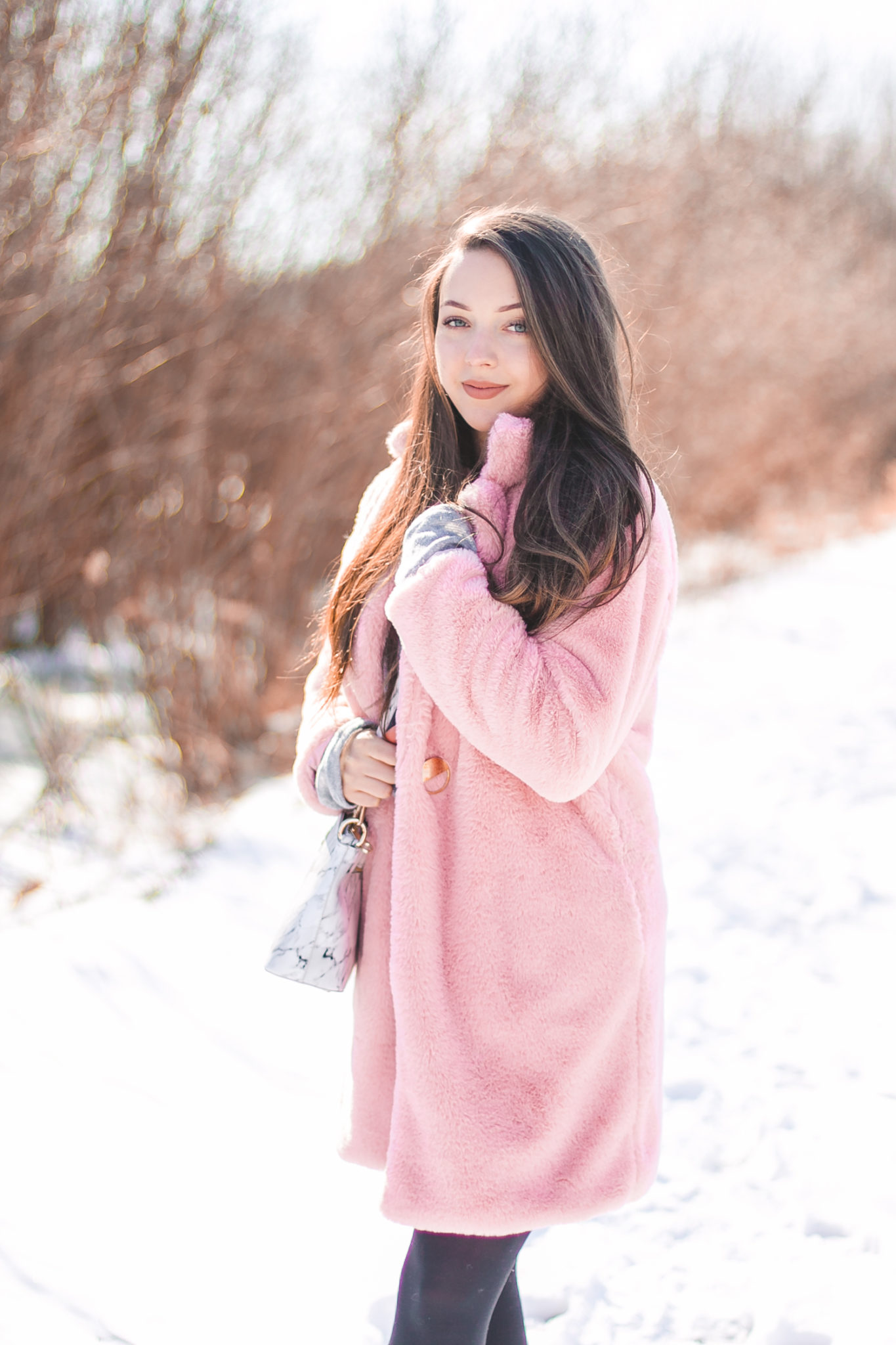 różowe futro stylizacja na zimę