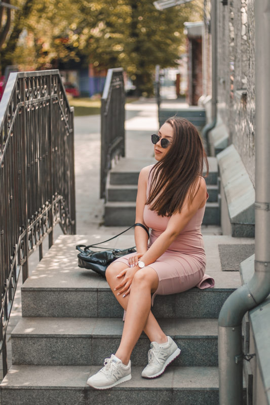 new balance stylizacja z sukienką