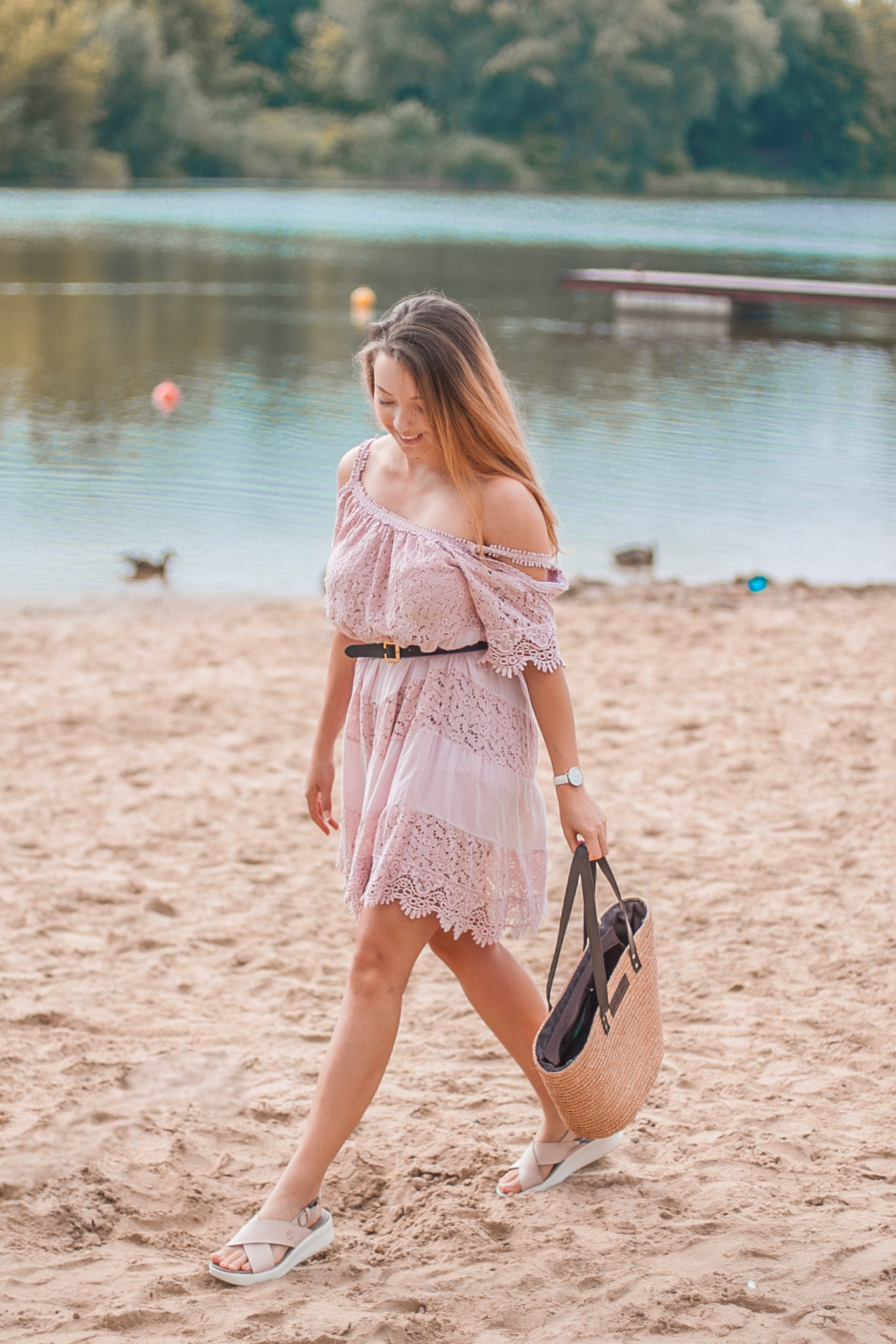 liliowa koronkowa sukienka na lato stylizacja