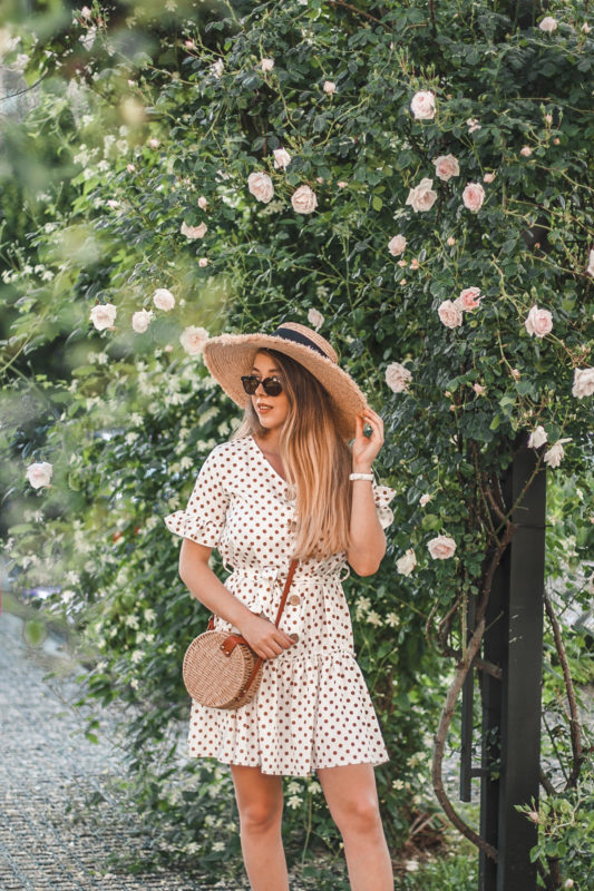 biała sukienka w falbanki i groszki