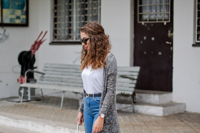 upięte kręcone włosy