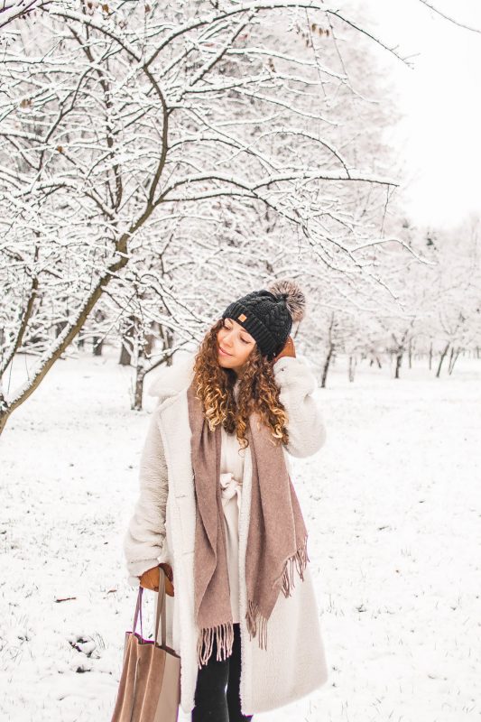 beżowy płaszcz miś