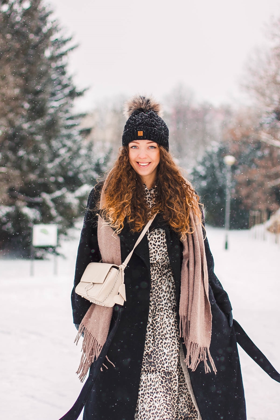 Jak nosić czarny płaszcz zimą stylizacja